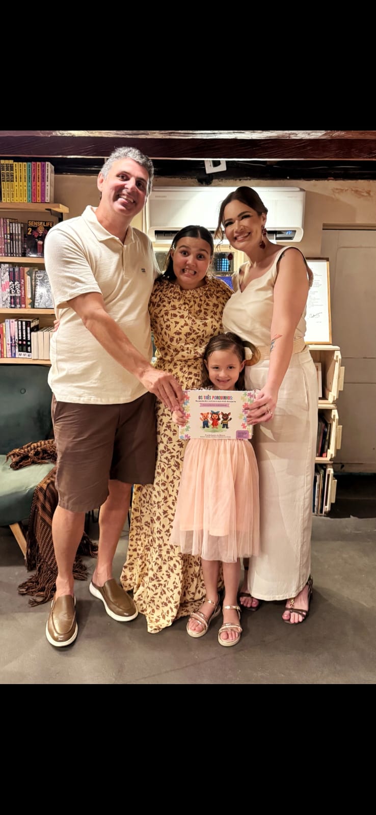 Família com o livro